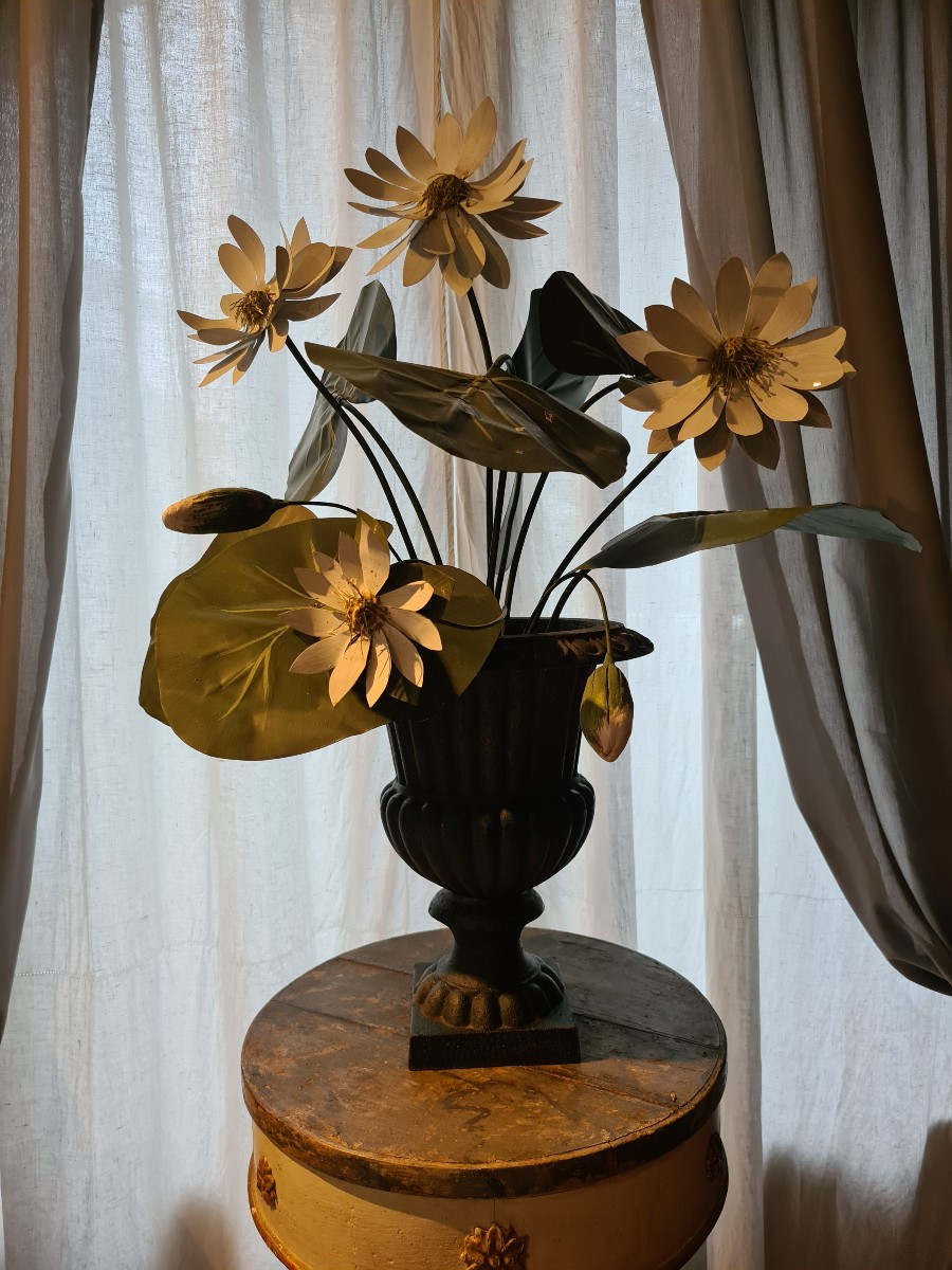 Coppia di vasi in ghisa con fiori e foglie di rame dipinti-photo-3