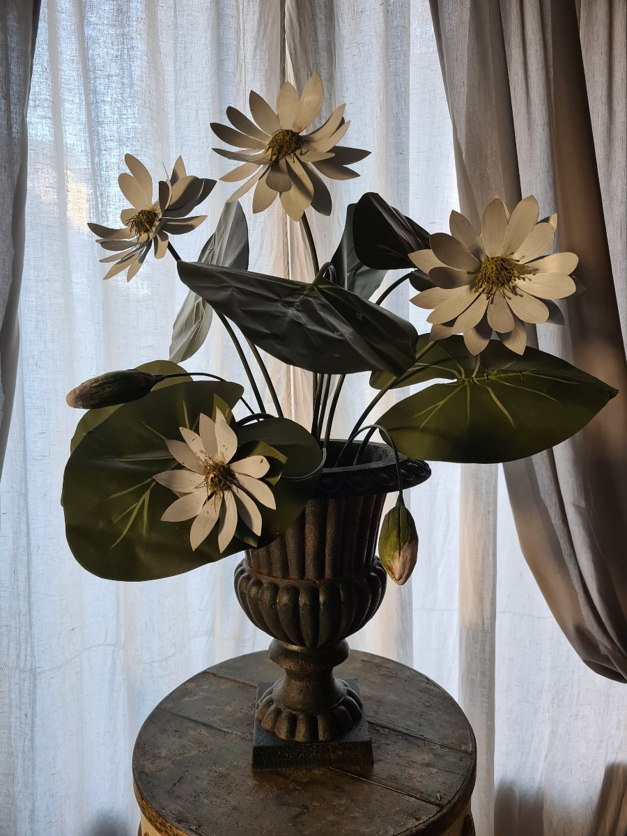 Coppia di vasi in ghisa con fiori e foglie di rame dipinti-photo-1