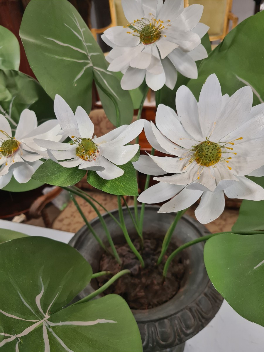 Coppia di vasi in ghisa con fiori e foglie di rame dipinti-photo-2