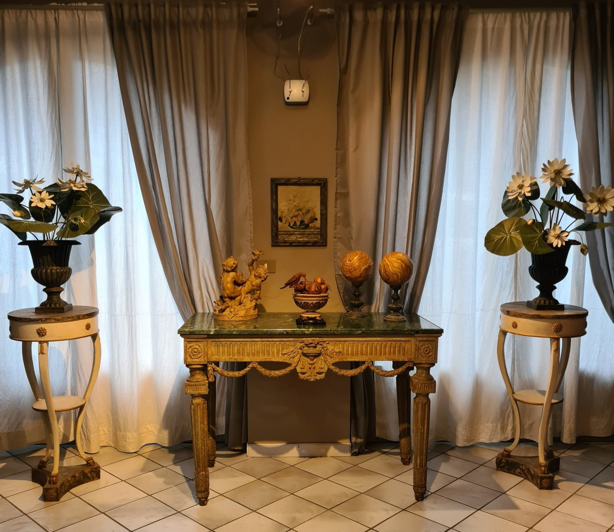 Coppia di vasi in ghisa con fiori e foglie di rame dipinti