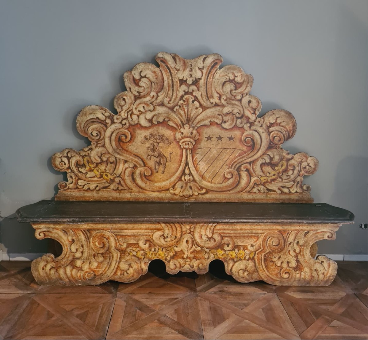 Panca da androne dipinta e laccata in policromia