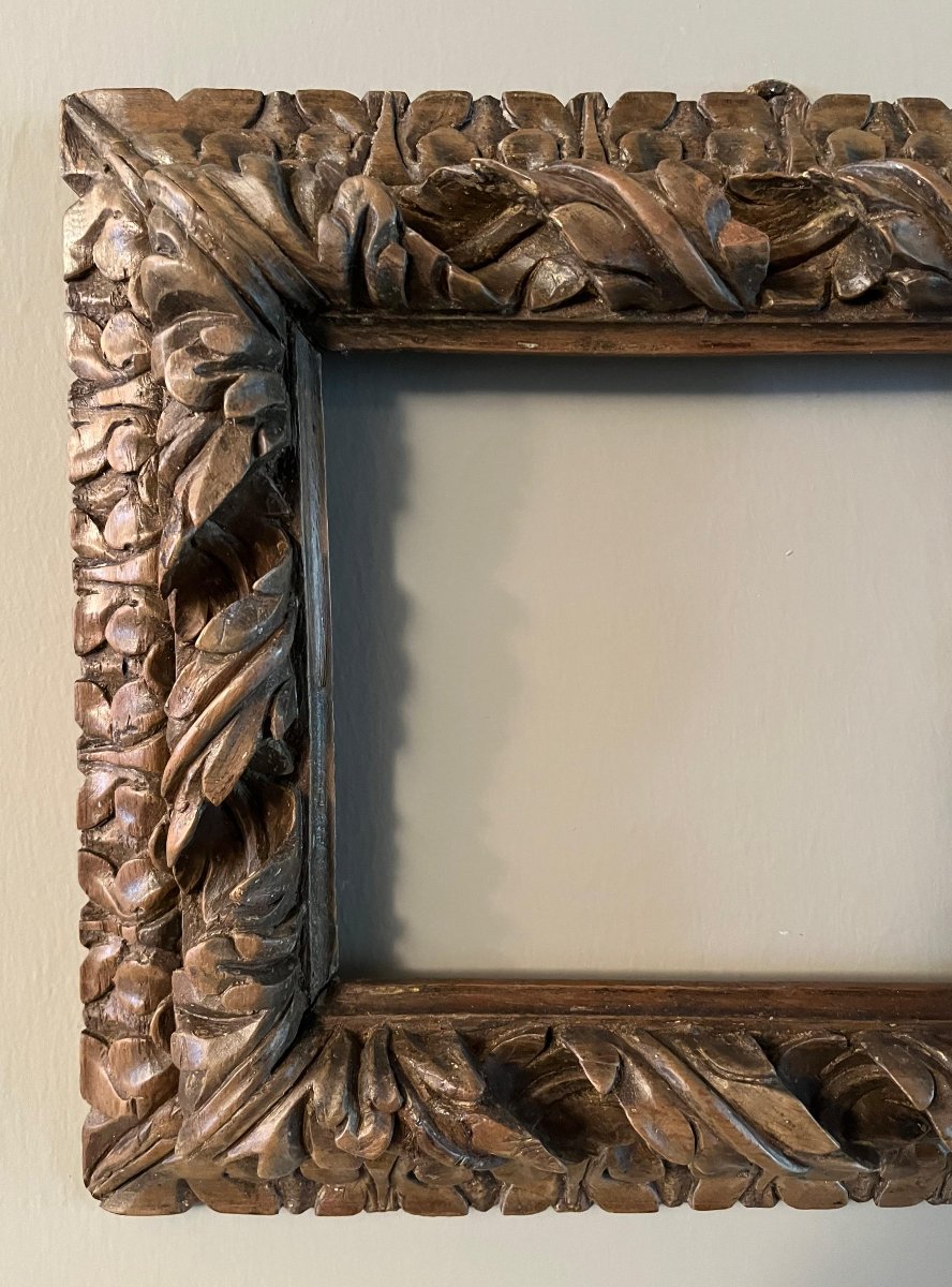 Cornice in noce, legno scolpito e intagliato.-photo-2