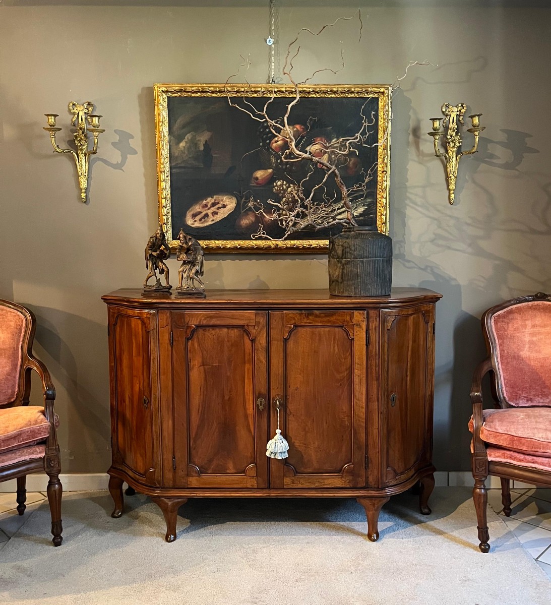 Credenza scantonata in noce