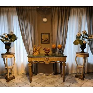 Coppia di vasi in ghisa con fiori e foglie di rame dipinti