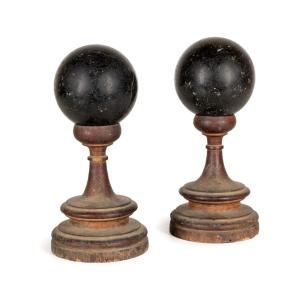 Coppia di sfere in marmo nero antico