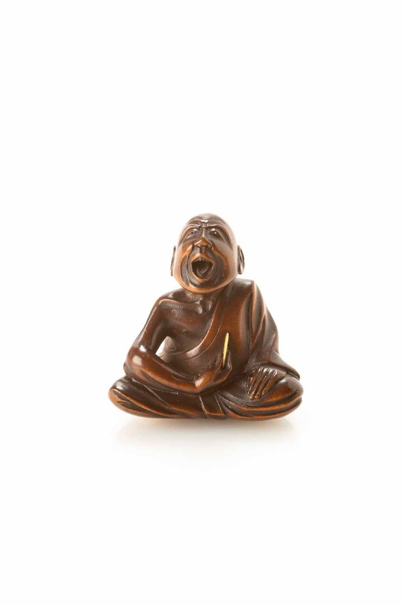 Netsuke in legno di bosso raffigurante uno starnutitore professionista