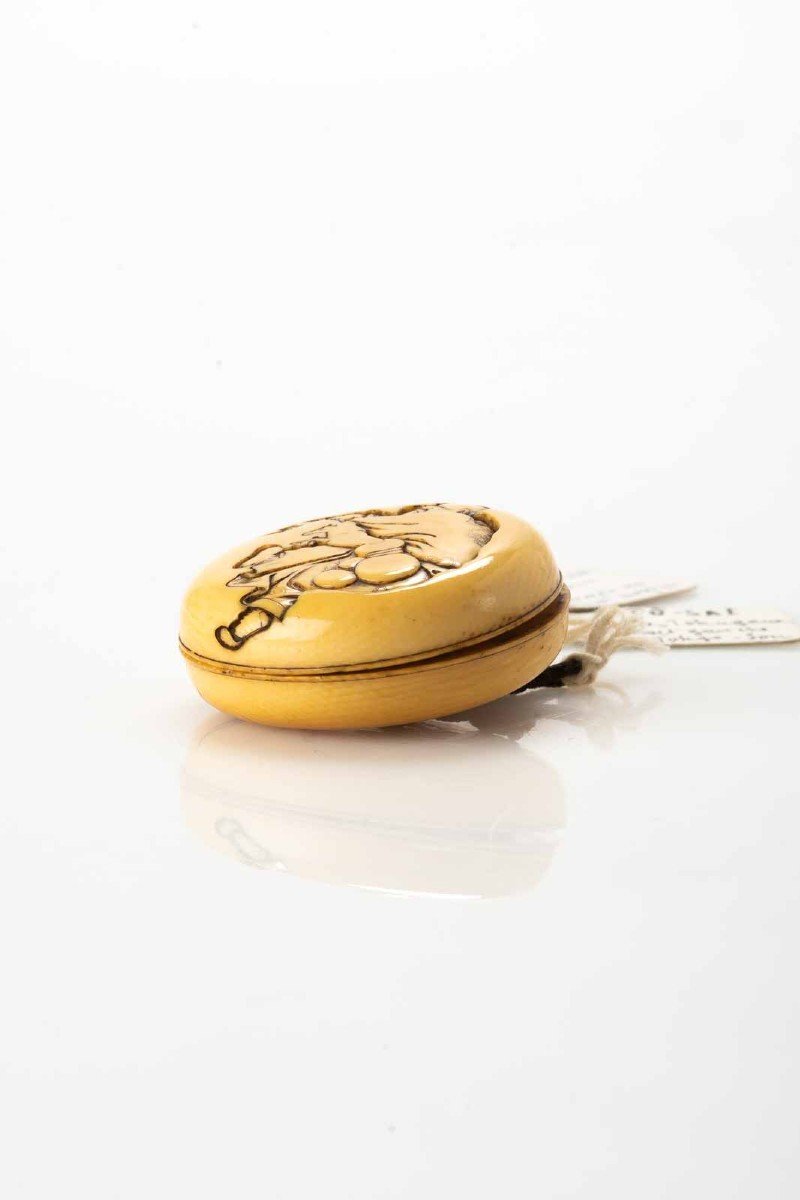 Netsuke manju in avorio raffigurante Chok’aro-photo-4