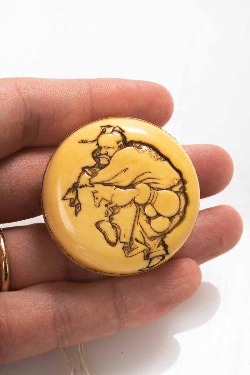 Netsuke manju in avorio raffigurante Chok’aro-photo-1