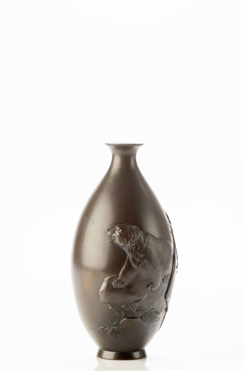 Vaso giapponese a goccia in bronzo con al centro un maestoso orso a rilievo -photo-4