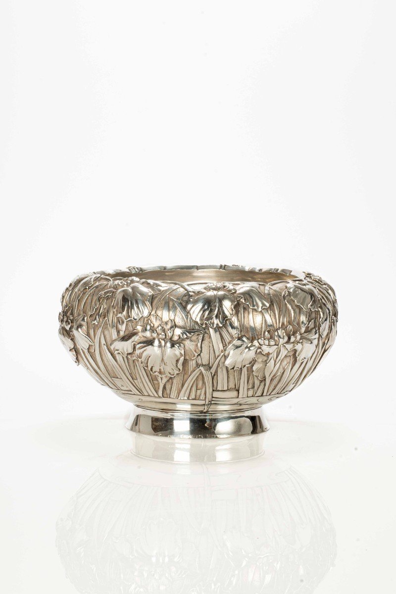 Raffinata bowl in argento con iris sbalzati -photo-2