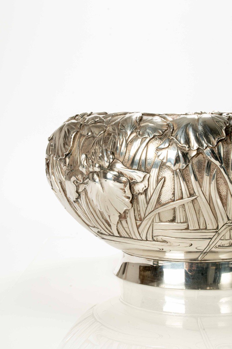 Raffinata bowl in argento con iris sbalzati -photo-3