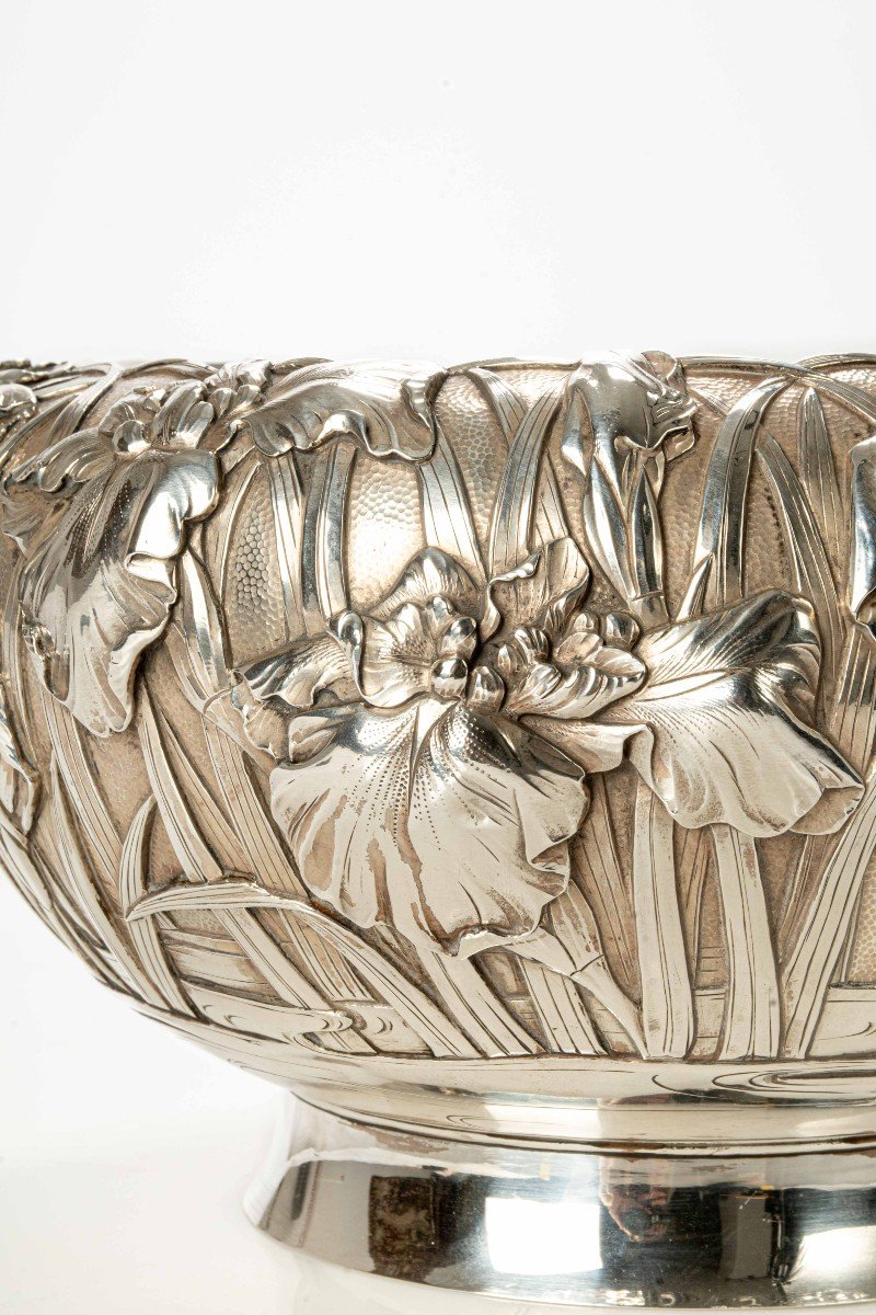 Raffinata bowl in argento con iris sbalzati -photo-4