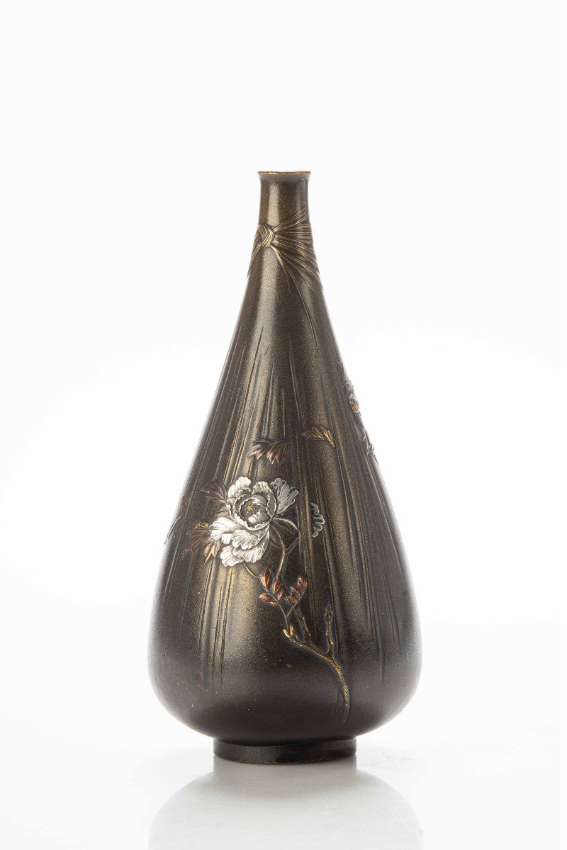 Vaso in bronzo a forma di goccia con peonie a rilievo-photo-2
