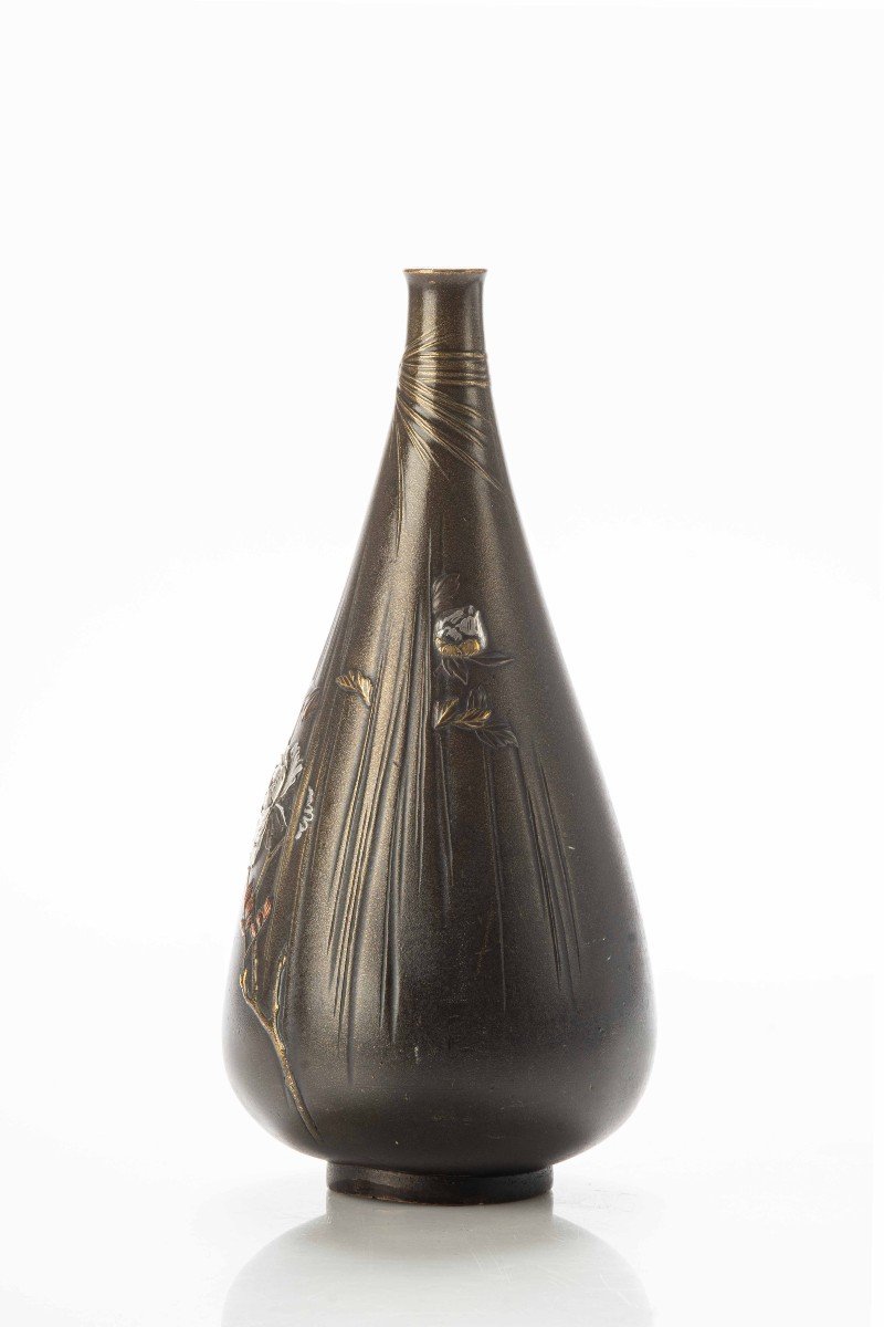 Vaso in bronzo a forma di goccia con peonie a rilievo-photo-4