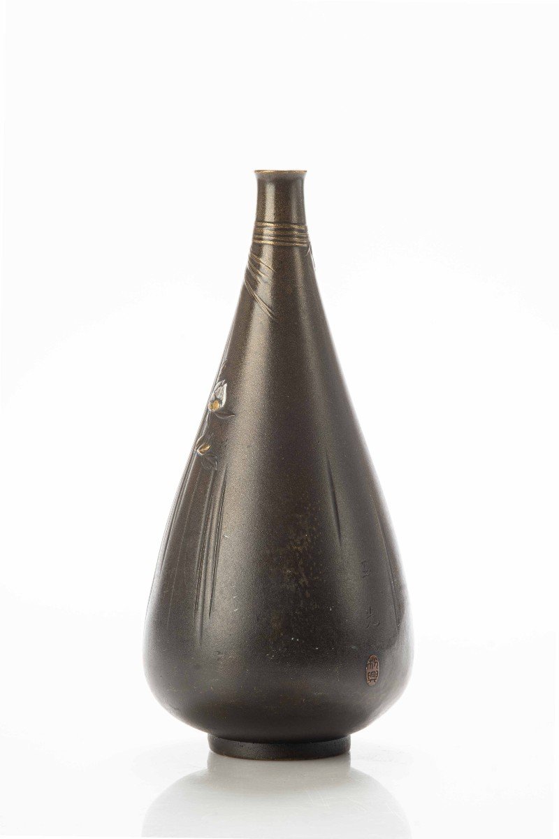 Vaso in bronzo a forma di goccia con peonie a rilievo-photo-1