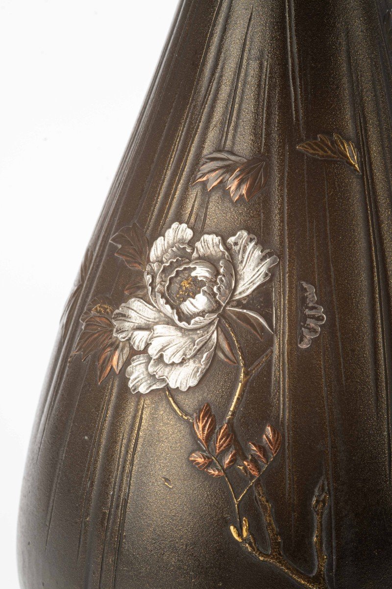 Vaso in bronzo a forma di goccia con peonie a rilievo-photo-5