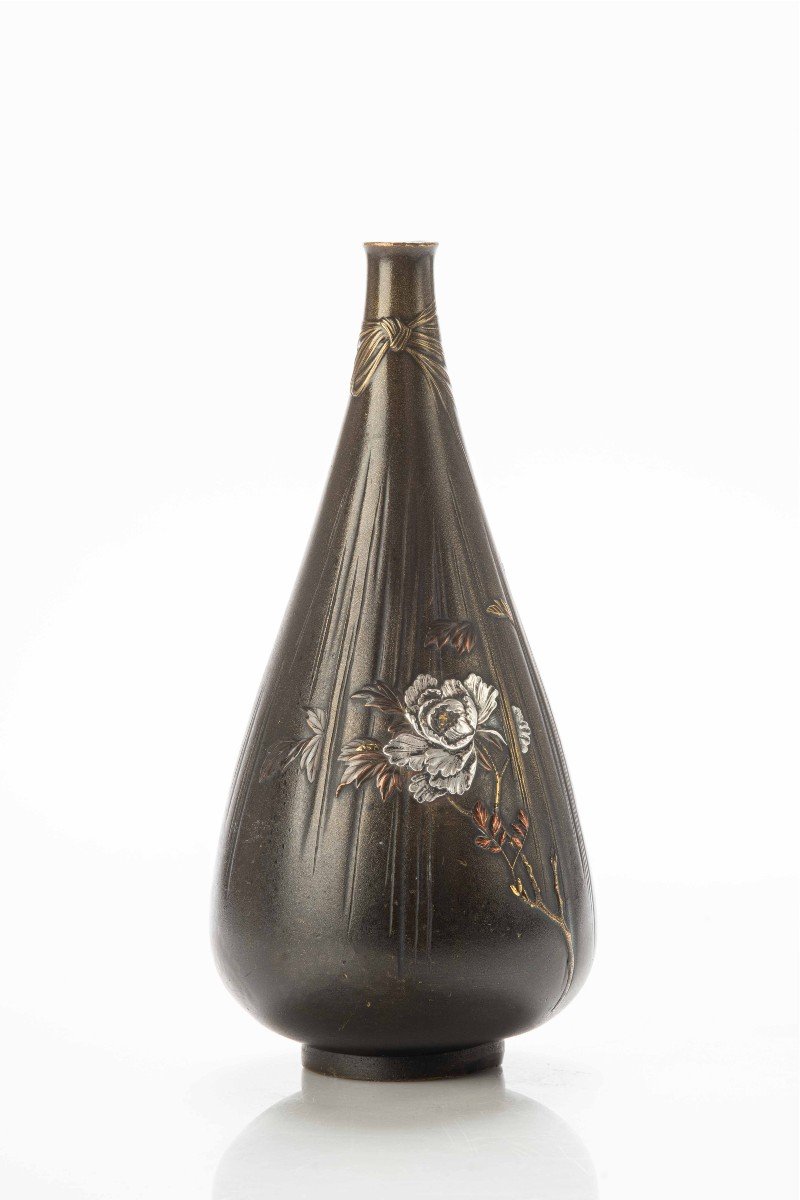 Vaso in bronzo a forma di goccia con peonie a rilievo