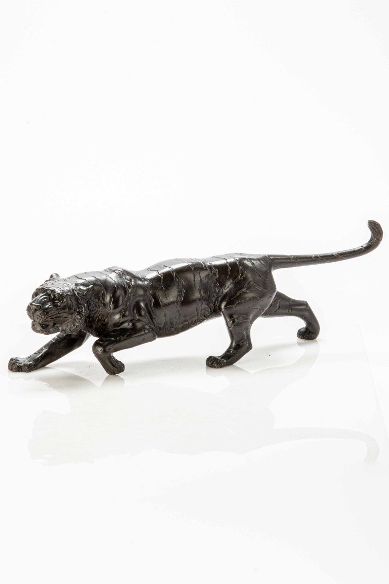 Okimono in bronzo raffigurante lo studio di una potente tigre