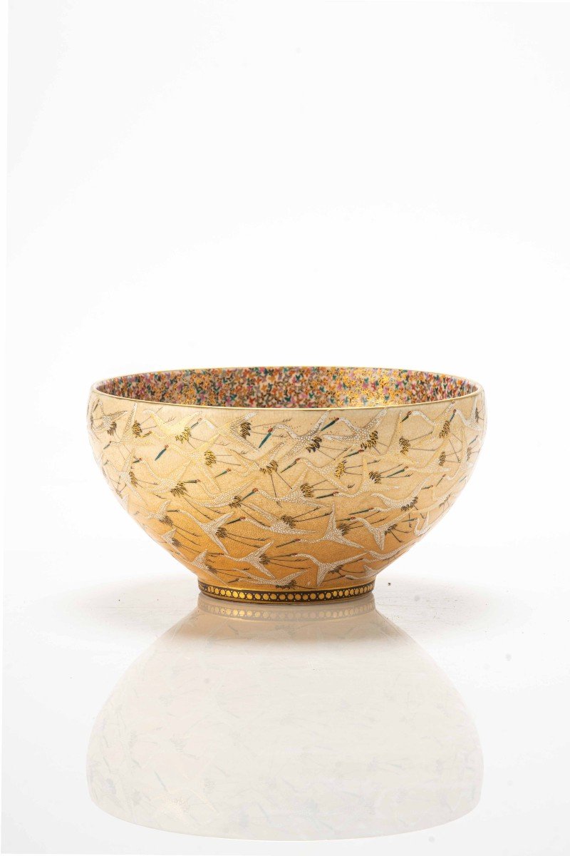 Ciotola in ceramica Satsuma ornata con smalti a rilievo e dettagli in oro 