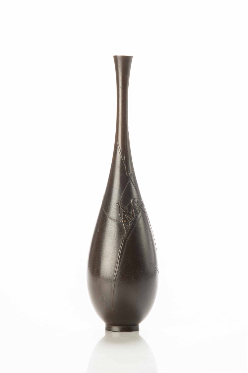 Vaso in bronzo patinato di forma snella raffigurante un grillo a rilievo-photo-2
