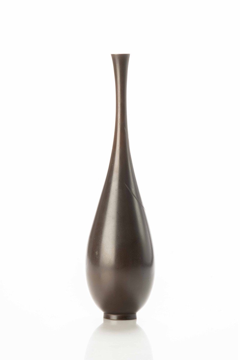 Vaso in bronzo patinato di forma snella raffigurante un grillo a rilievo-photo-3