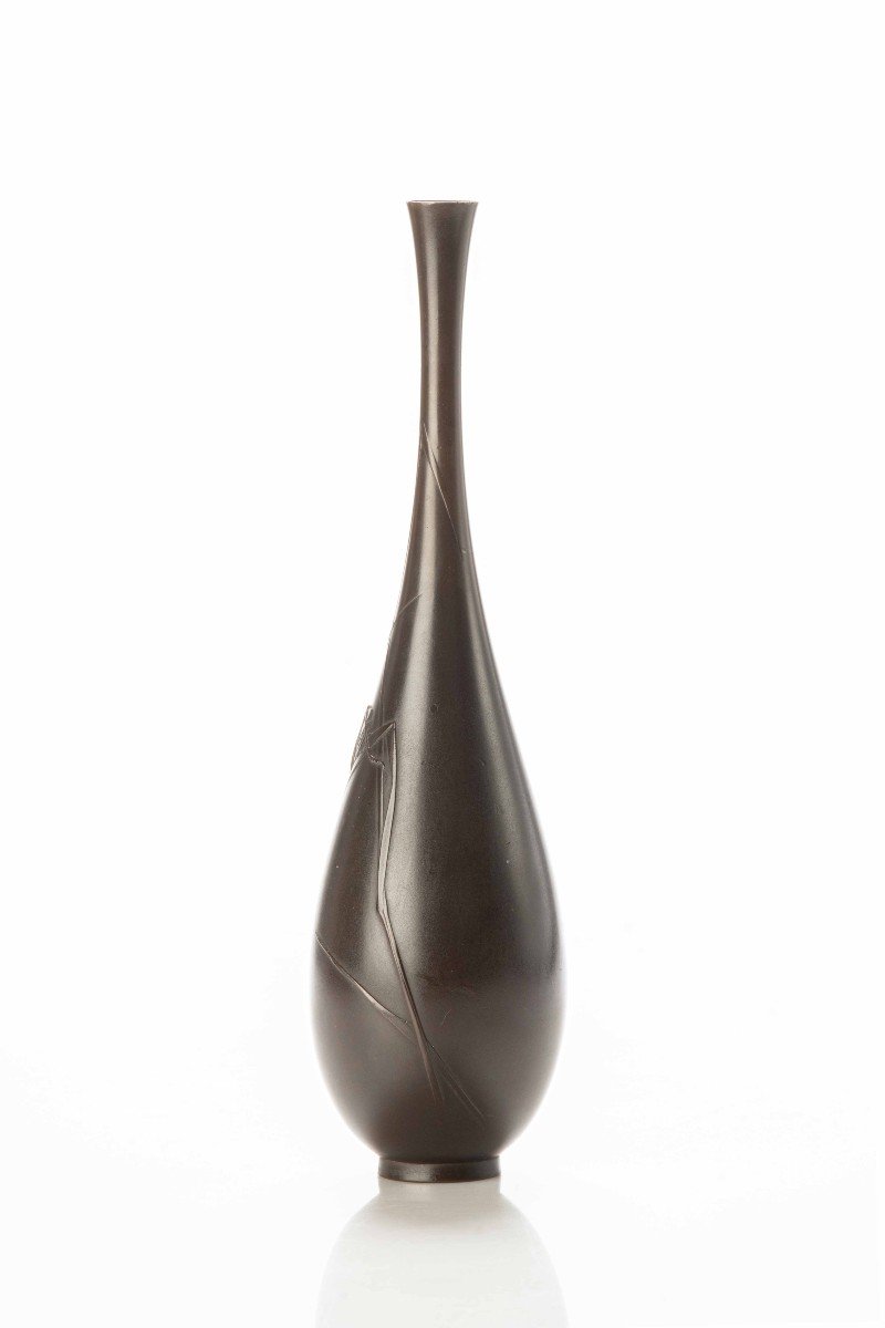 Vaso in bronzo patinato di forma snella raffigurante un grillo a rilievo-photo-4