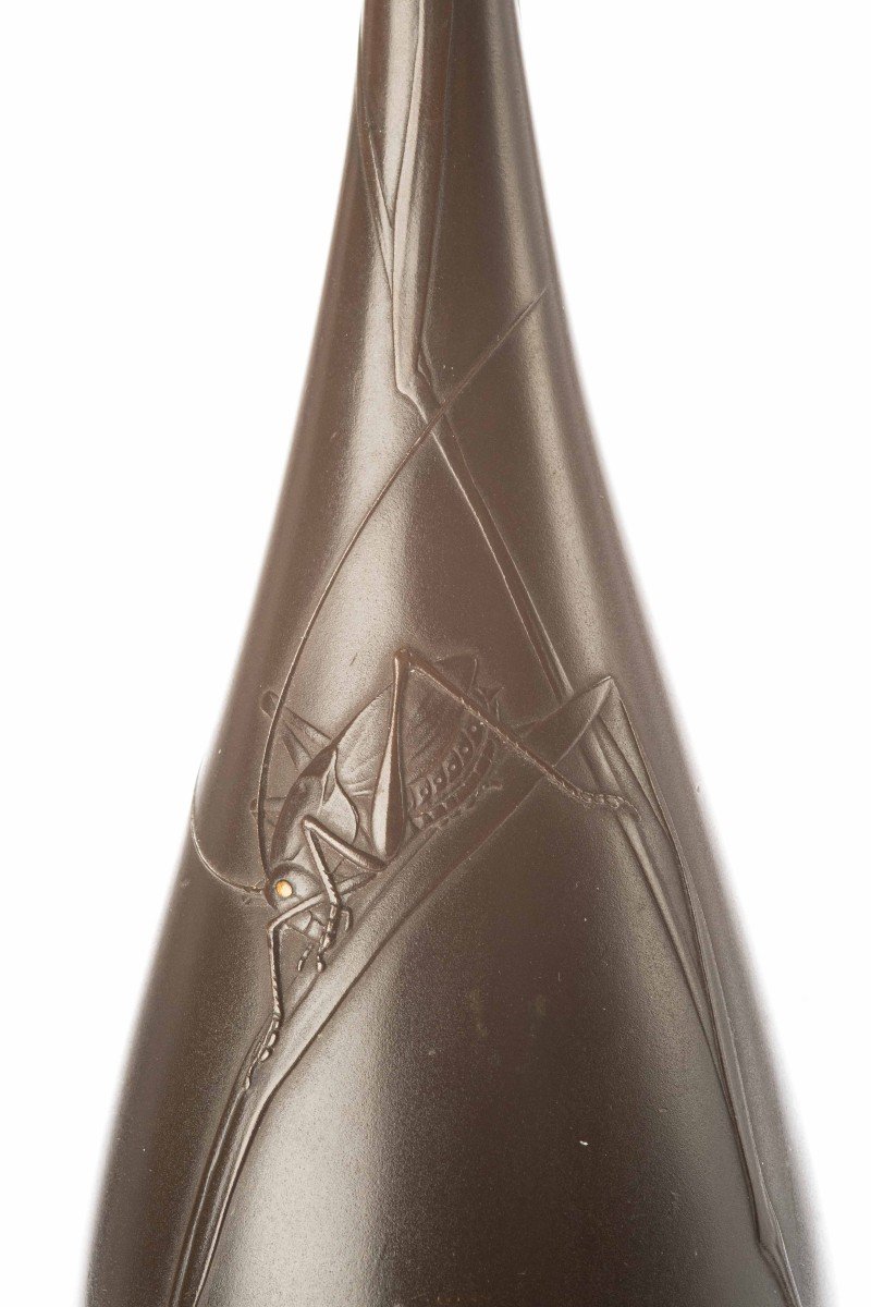 Vaso in bronzo patinato di forma snella raffigurante un grillo a rilievo-photo-1
