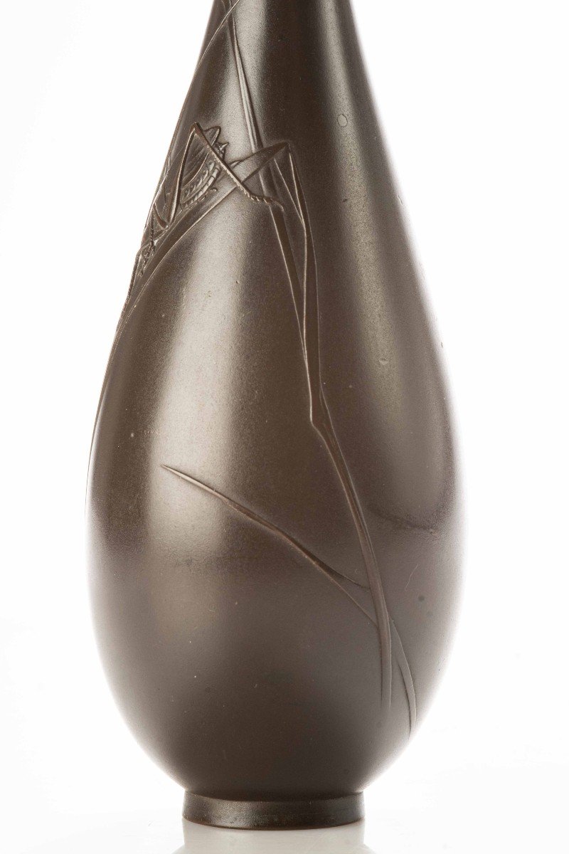 Vaso in bronzo patinato di forma snella raffigurante un grillo a rilievo-photo-2