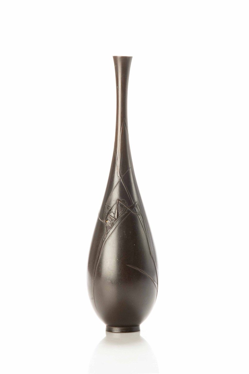 Vaso in bronzo patinato di forma snella raffigurante un grillo a rilievo