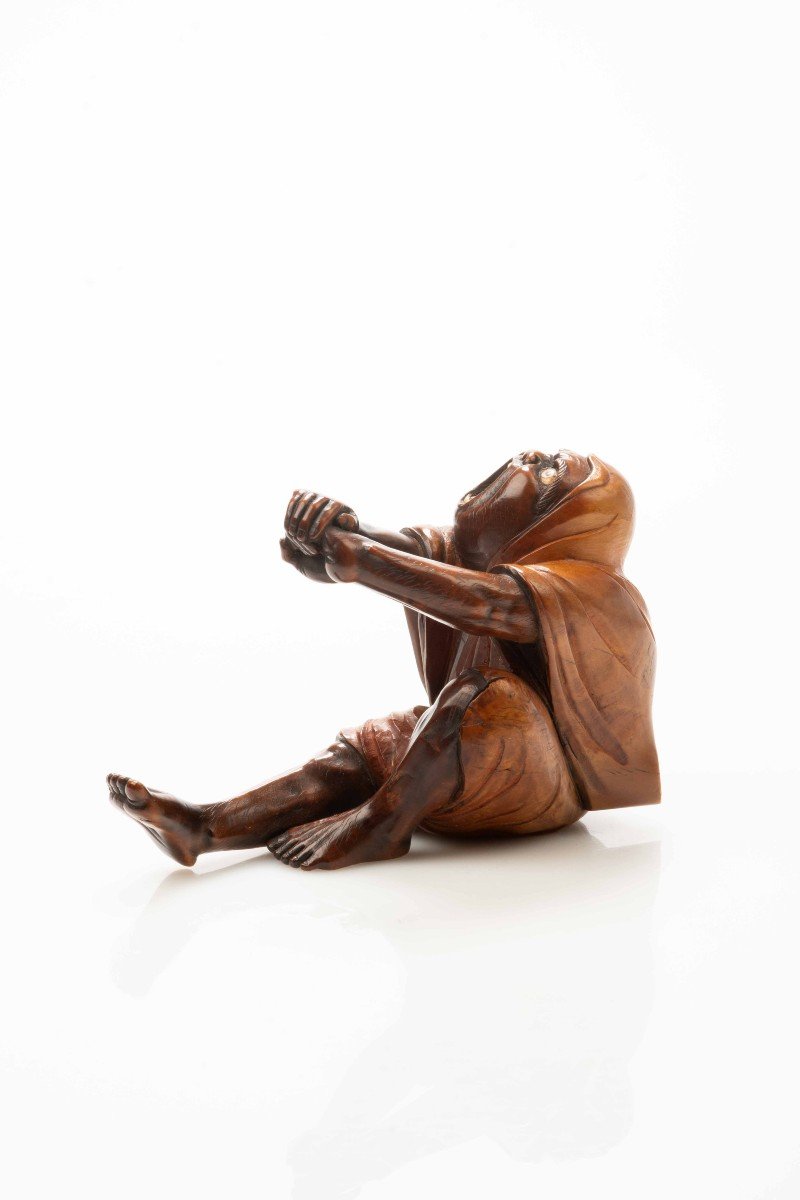 Okimono in legno di bosso con corno, e madreperla, ritraente il momento del risveglio di Daruma-photo-3