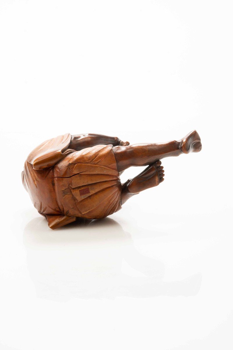 Okimono in legno di bosso con corno, e madreperla, ritraente il momento del risveglio di Daruma-photo-4