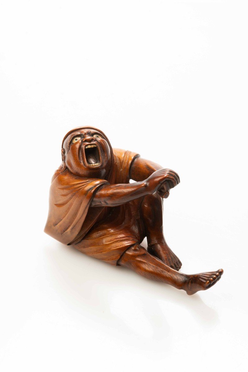 Okimono in legno di bosso con corno, e madreperla, ritraente il momento del risveglio di Daruma