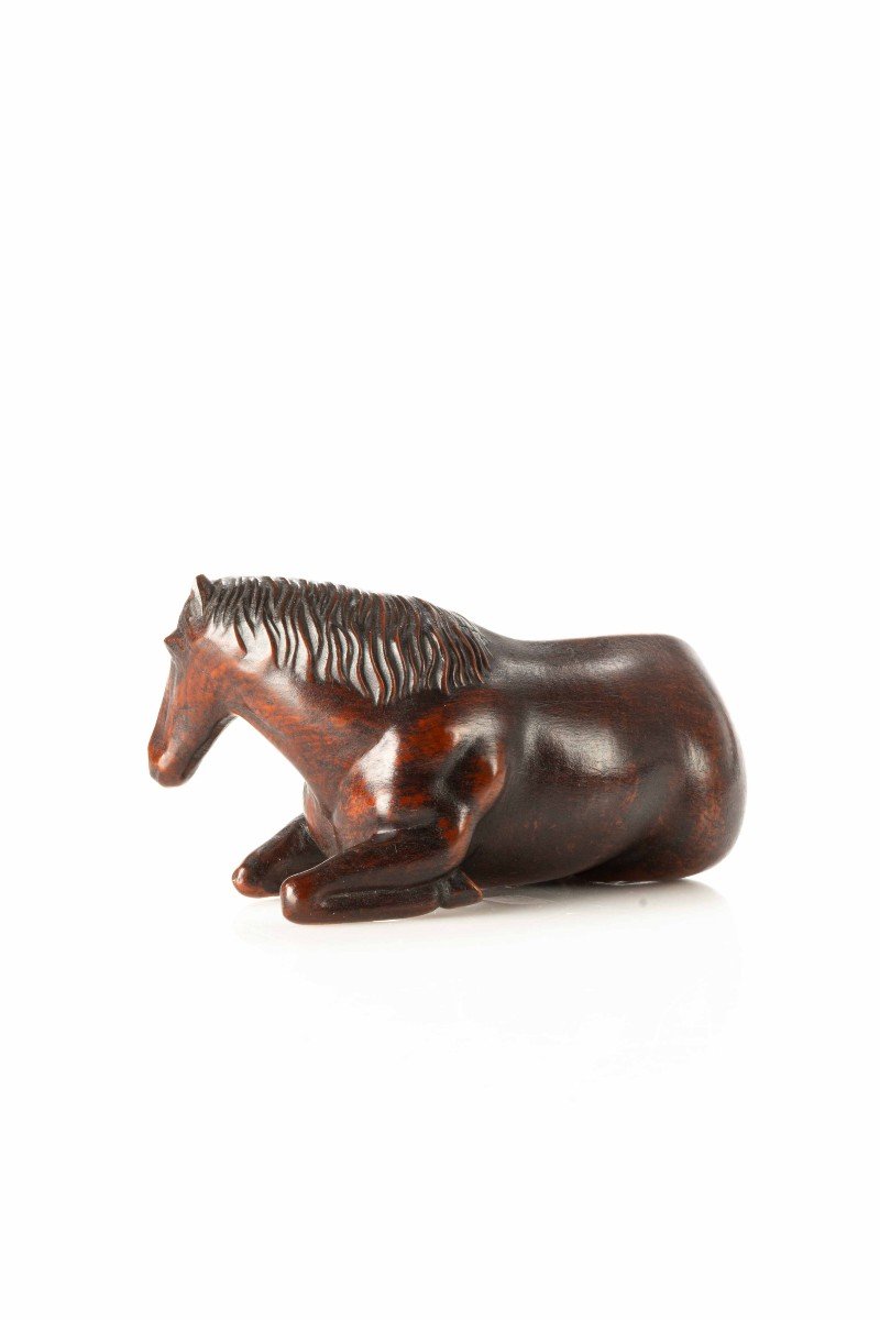 Okimono in legno raffigurante un cavallo sdraiato scolpito finemente-photo-3