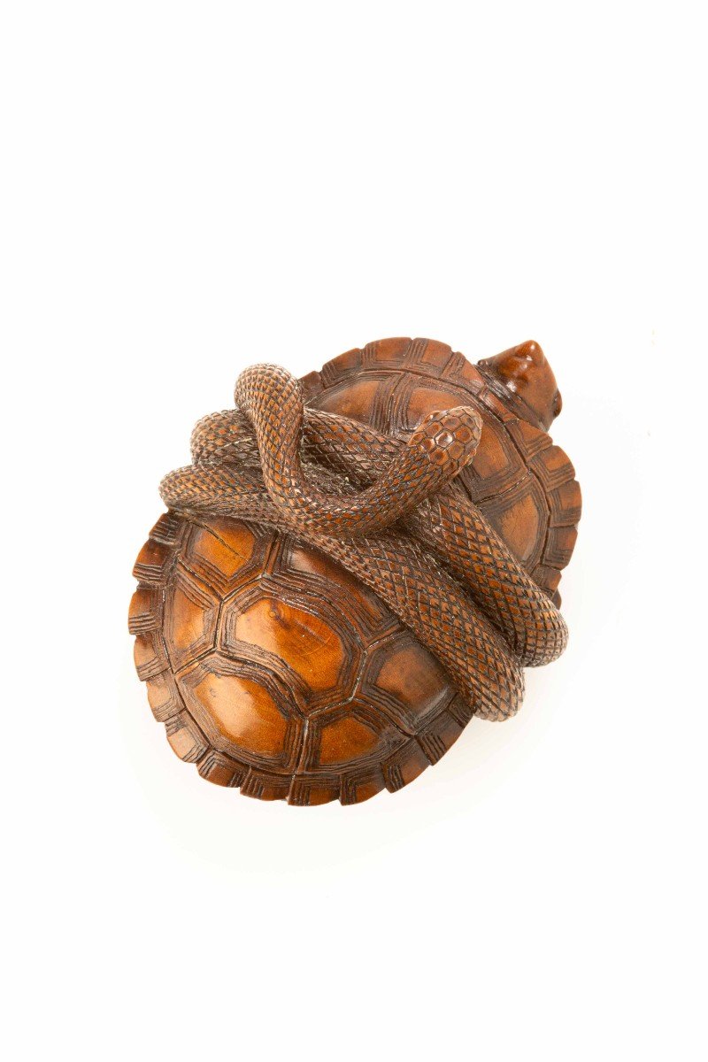 Netsuke in legno di bosso raffigurante un serpente attorcigliato attorno a una tartaruga-photo-1