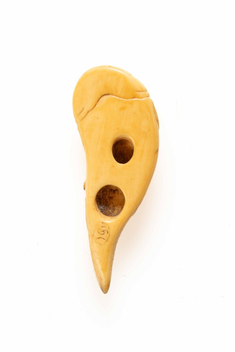 Netsuke in avorio raffigurante una scimmia che  cavalca il leggendario pesce terremoto Namazu-photo-4