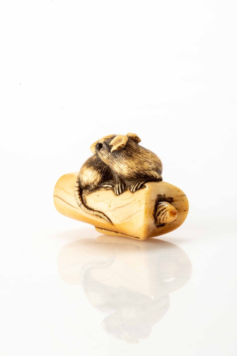 Netsuke in avorio raffigurante un topo accovacciato su una candela rovesciata -photo-2