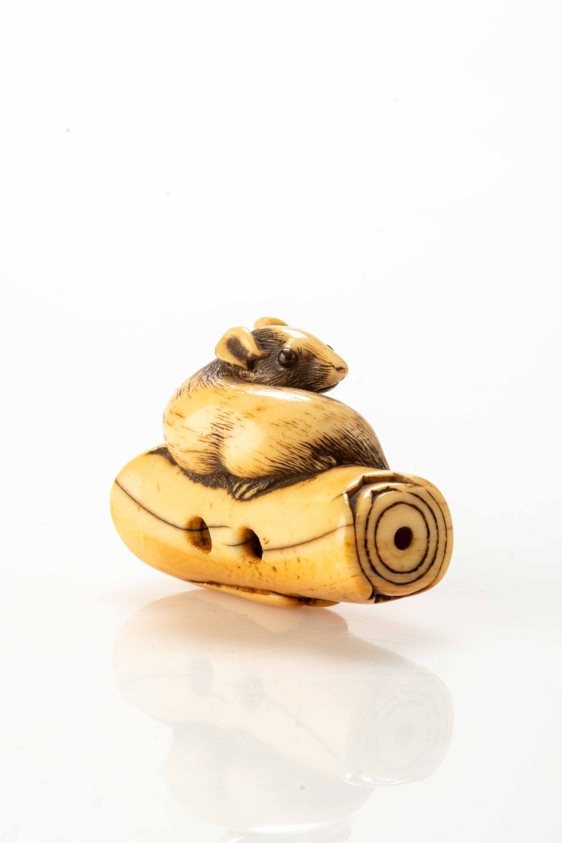 Netsuke in avorio raffigurante un topo accovacciato su una candela rovesciata -photo-4