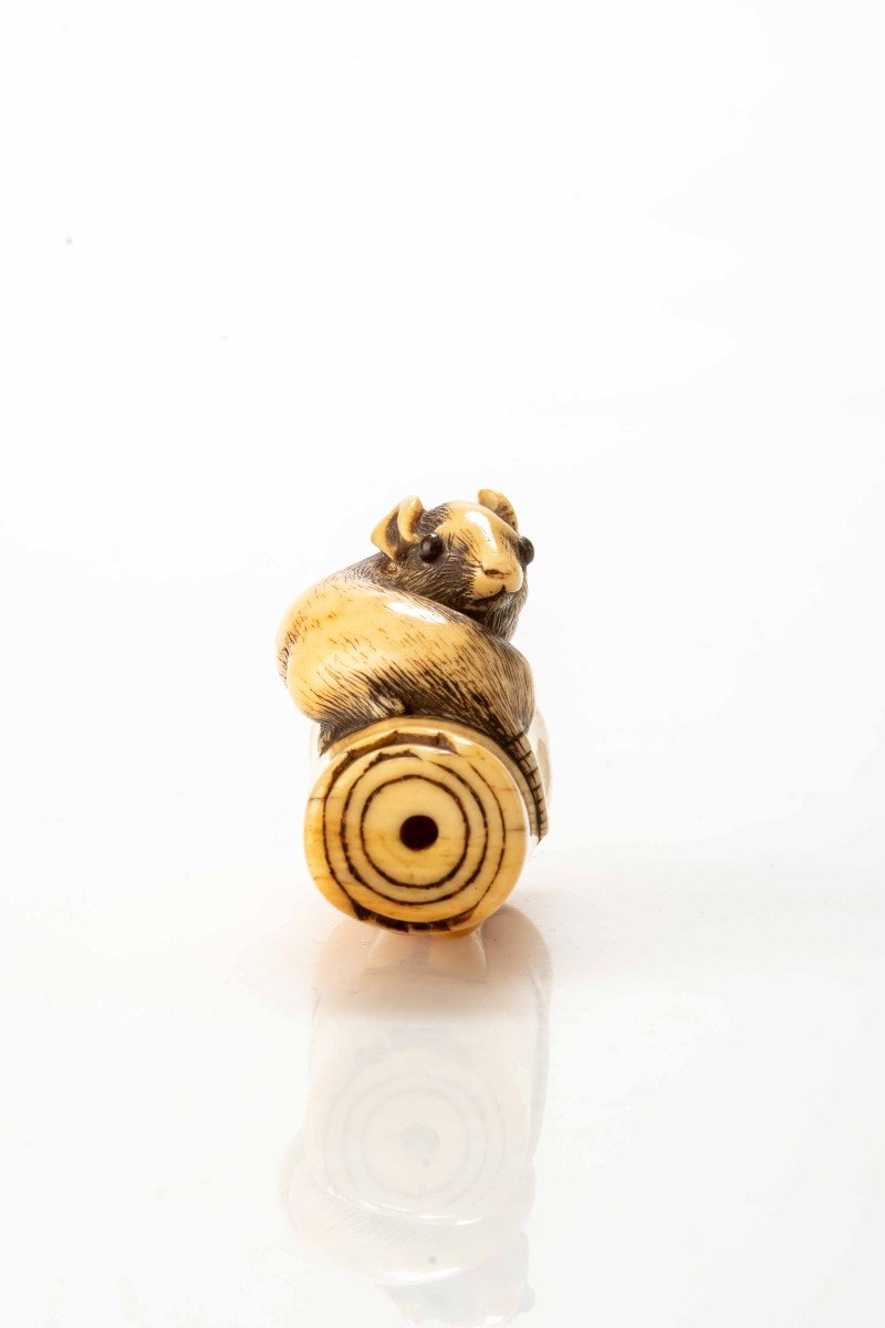 Netsuke in avorio raffigurante un topo accovacciato su una candela rovesciata -photo-1