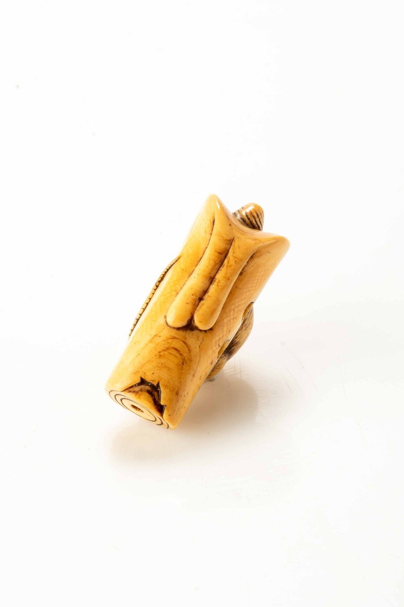 Netsuke in avorio raffigurante un topo accovacciato su una candela rovesciata -photo-2