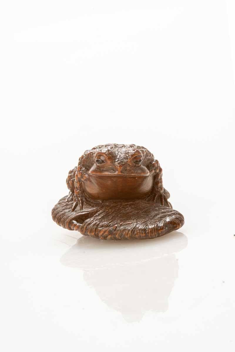 Netsuke in legno di bosso raffigurante un rospo su un sandalo-photo-2