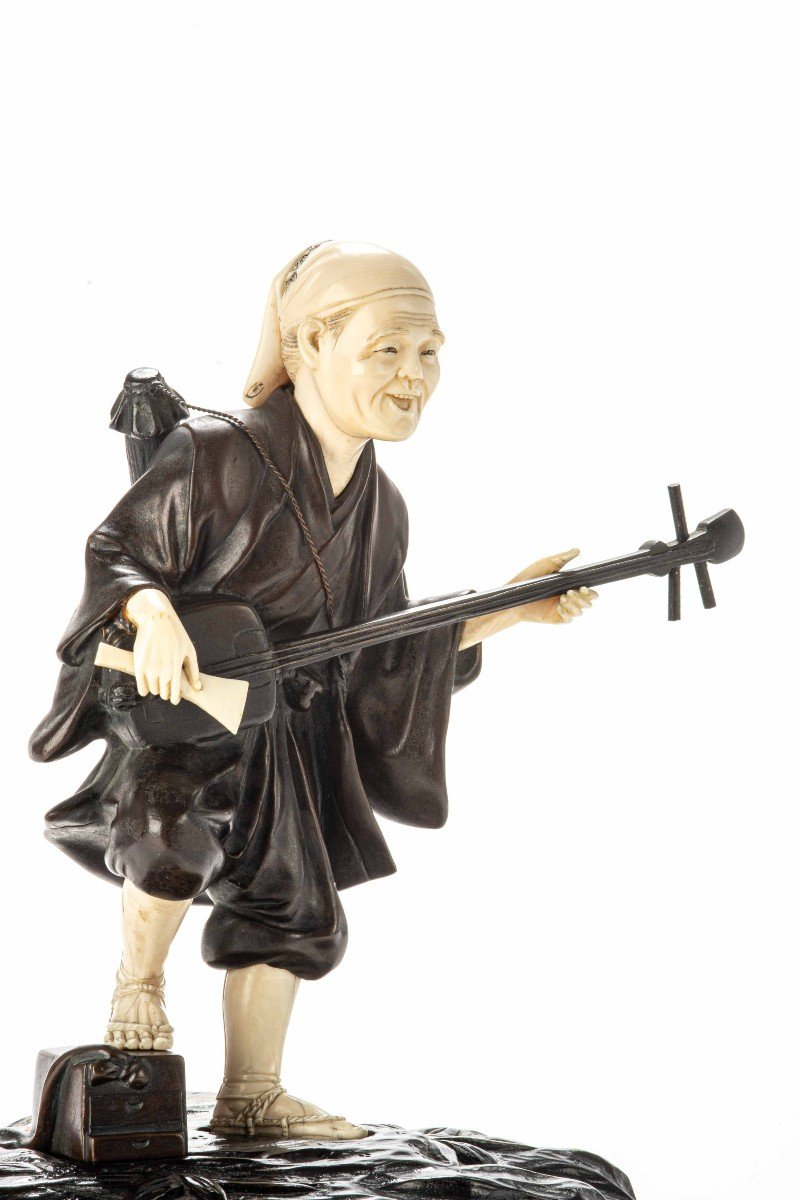 Okimono in bronzo e avorio raffigurante un intrattenitore di strada mentre suona il shamisen-photo-4
