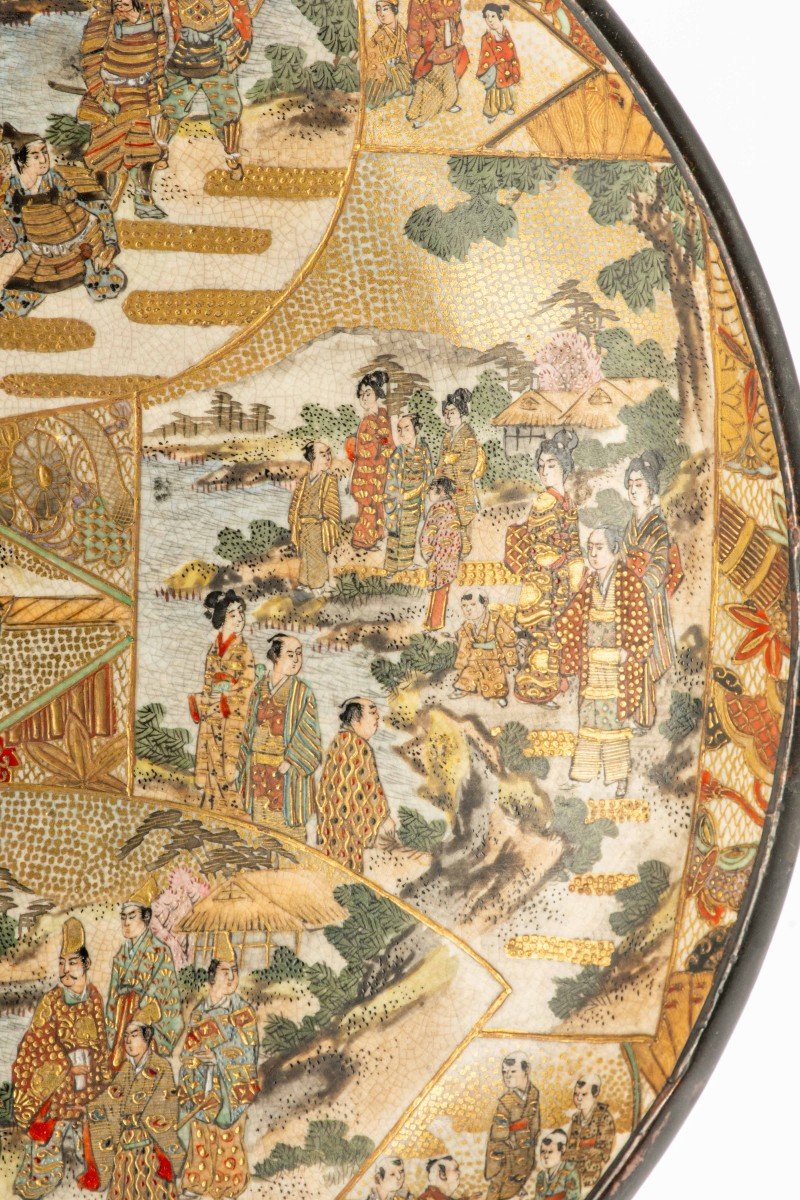 Piatto in ceramica di Satsuma adornato con decorazioni policrome e oro -photo-1