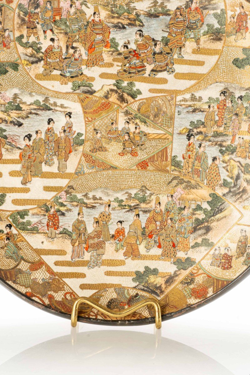 Piatto in ceramica di Satsuma adornato con decorazioni policrome e oro -photo-2