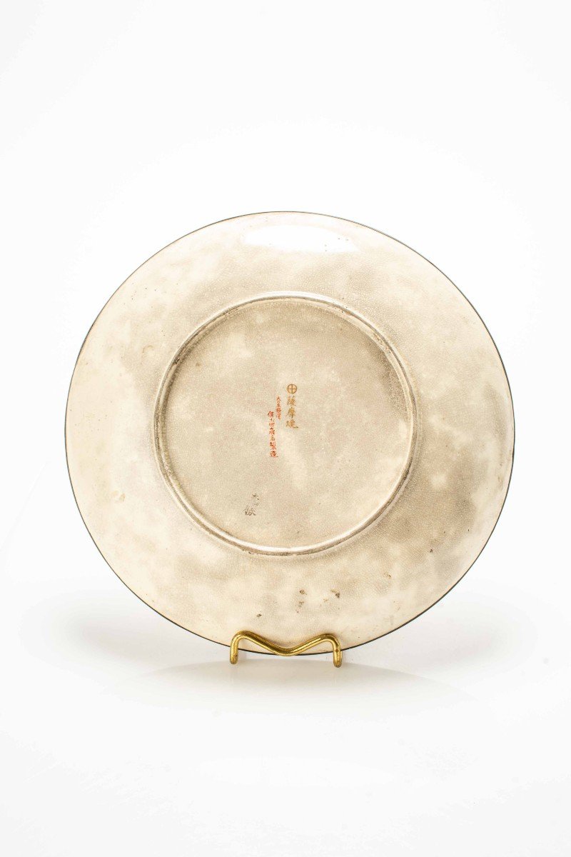 Piatto in ceramica di Satsuma adornato con decorazioni policrome e oro -photo-3