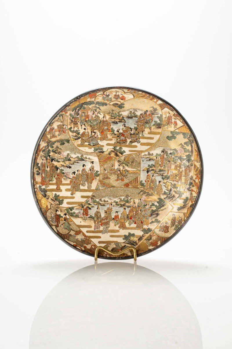 Piatto in ceramica di Satsuma adornato con decorazioni policrome e oro 
