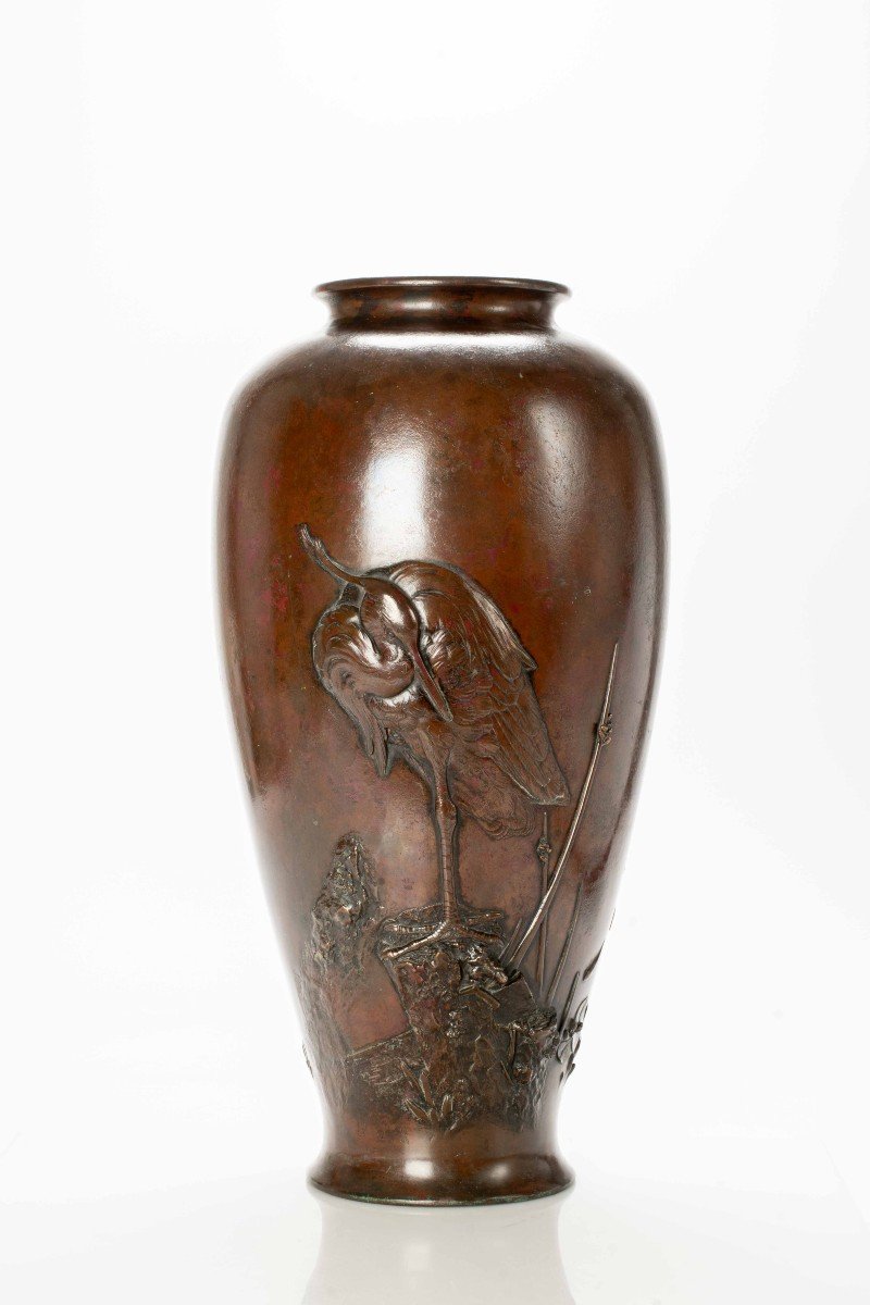 Grande vaso in bronzo raffigurante una garzetta a rilievo
