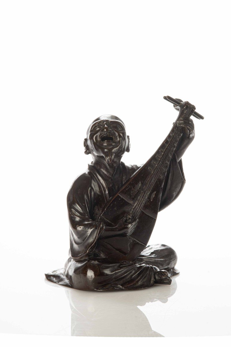 Okimono in bronzo raffigurante un suonatore di biwa 琵琶-photo-2