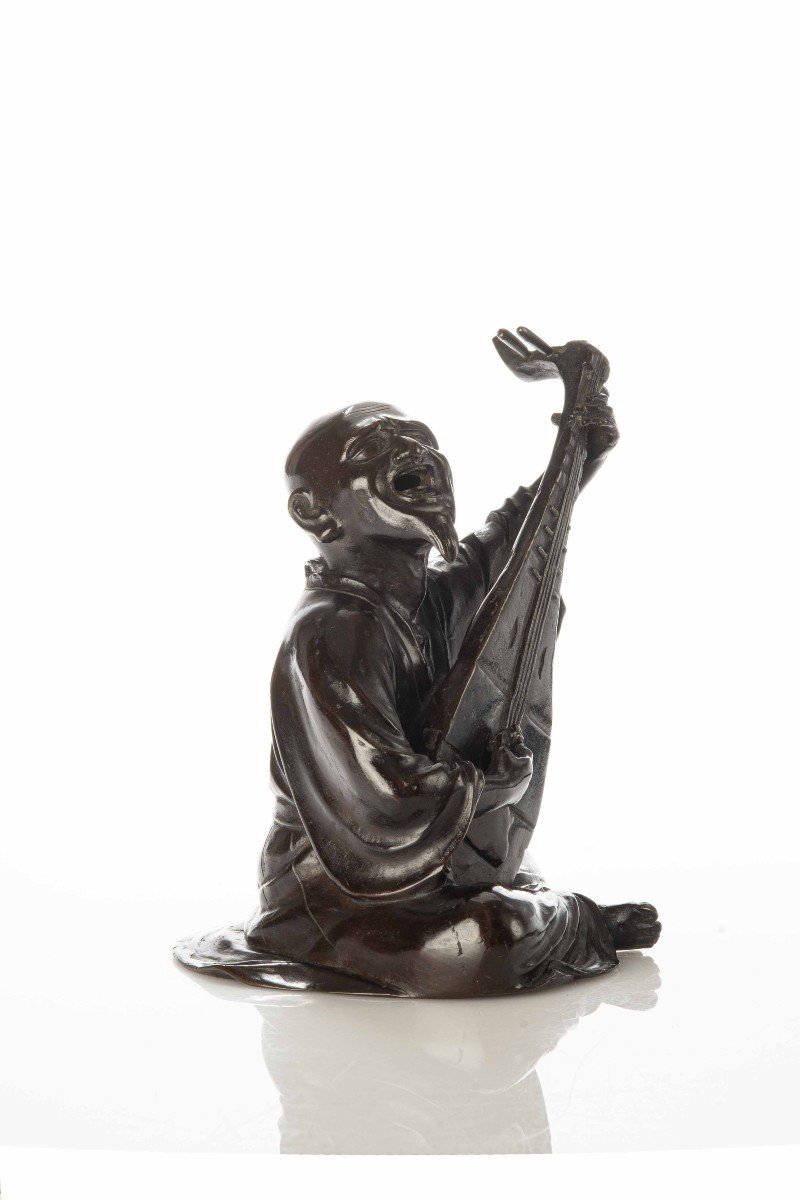 Okimono in bronzo raffigurante un suonatore di biwa 琵琶-photo-3
