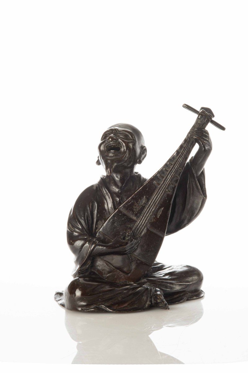 Okimono in bronzo raffigurante un suonatore di biwa 琵琶