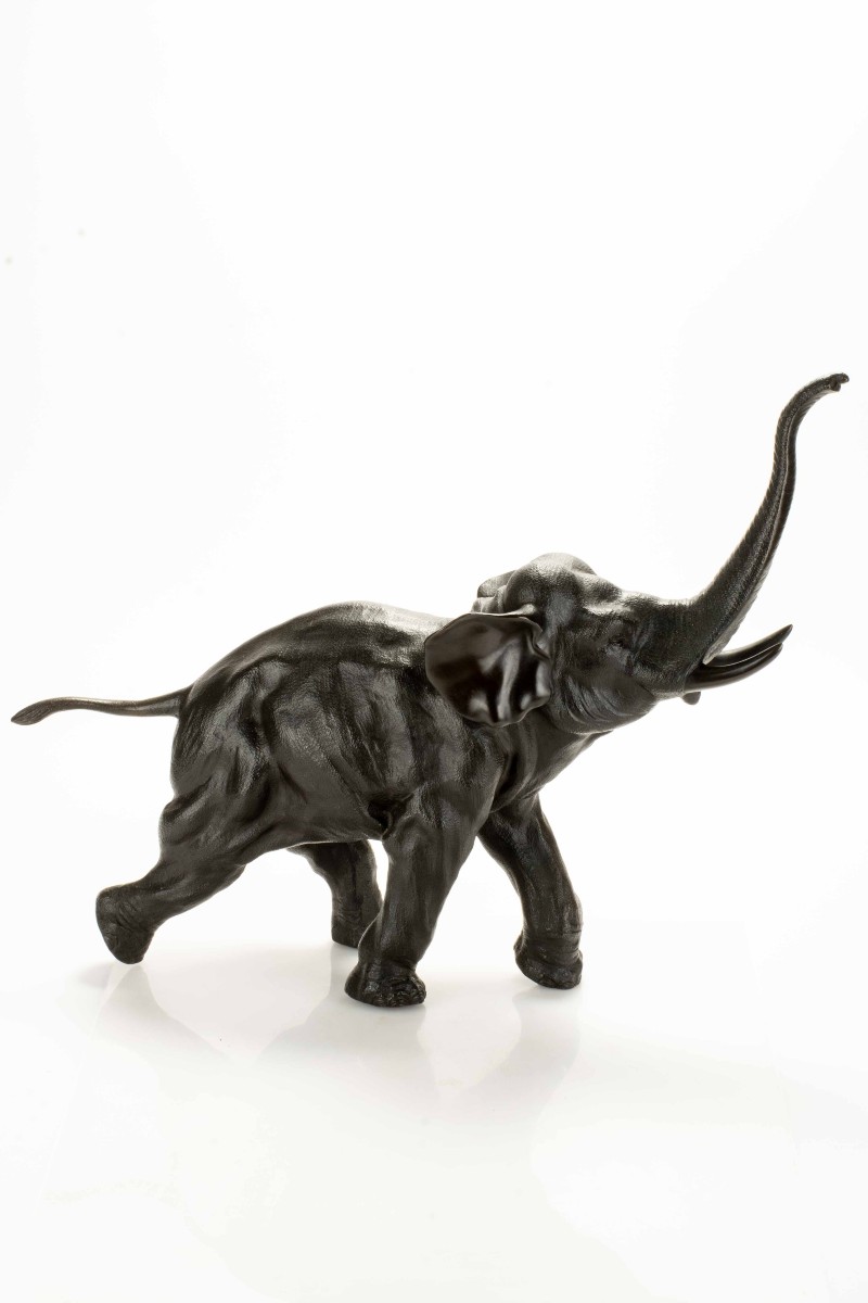 Okimono in bronzo raffigurante un maestoso elefante in corsa